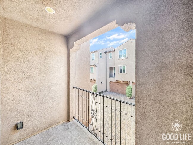 Building Photo - Beautiful 2B/2.5BA Townhouse. NEWER CONSTR...