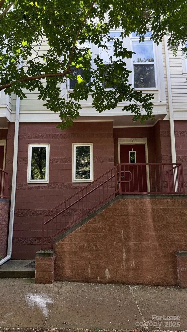 Building Photo - 127 N Sycamore St