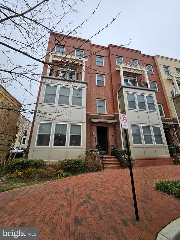 Building Photo - 620 E Howell Ave