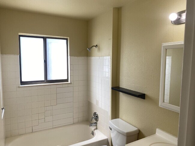 Building Photo - "Charming 3-Bed Oasis with 2 Full Baths in...
