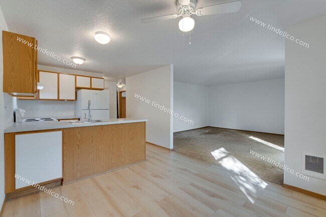 Building Photo - $500 OFF 2ND MONTH RENT** Spacious Pet-Friendly Top-Floor Unit w/ Parking Included!