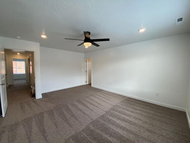 Building Photo - SPACIOUS TOWNHOME AVAILABLE FOR RENT