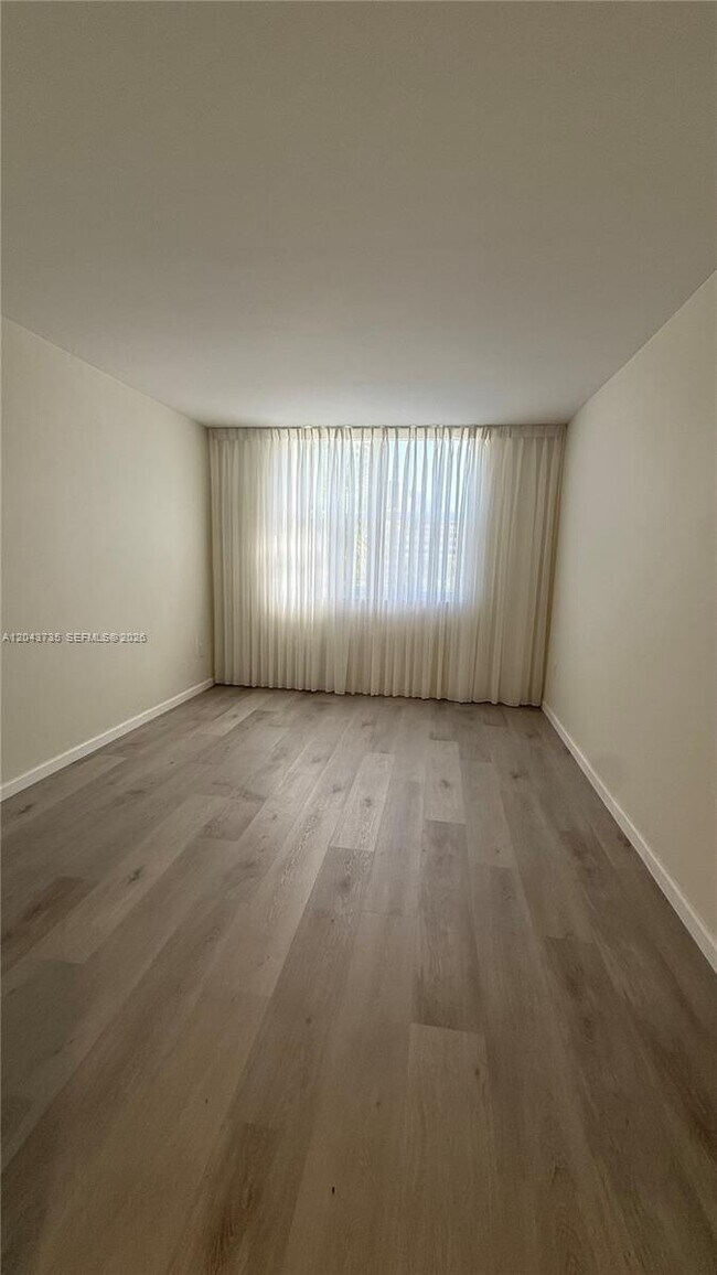 Building Photo - 300 Bayview Dr