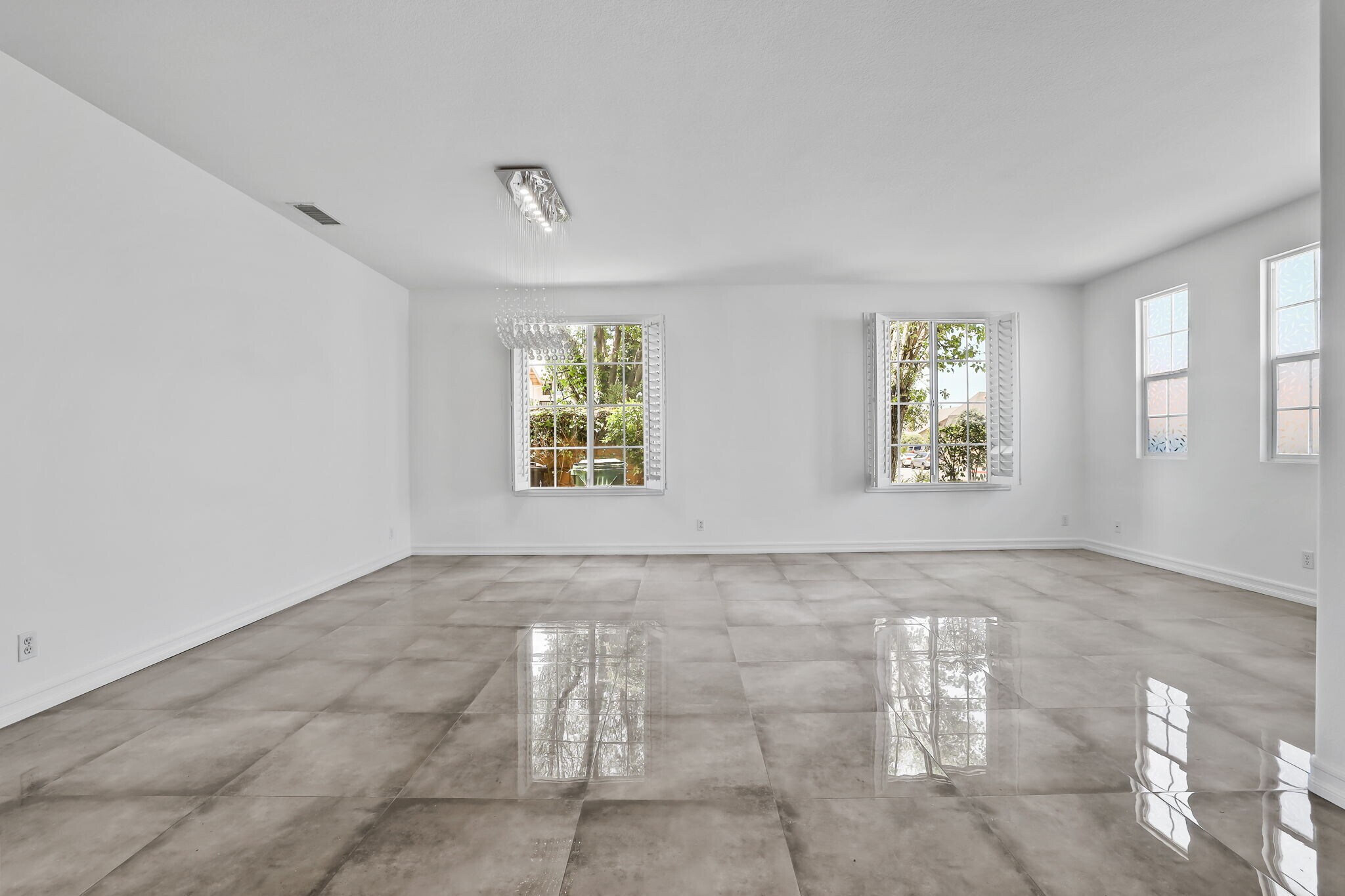 Oversize living room! - 5142 Pearce Dr