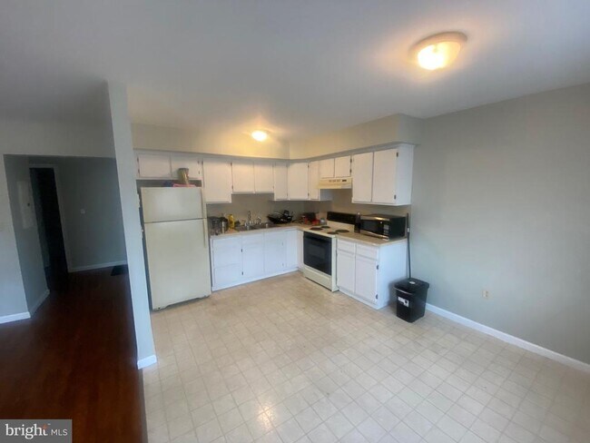 Building Photo - 128 Mortimer St