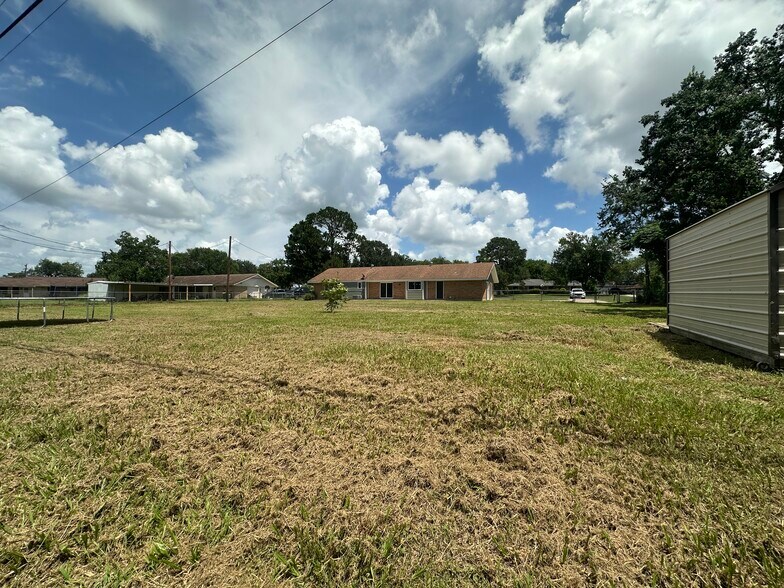 Building Photo - 805 Mead Rd
