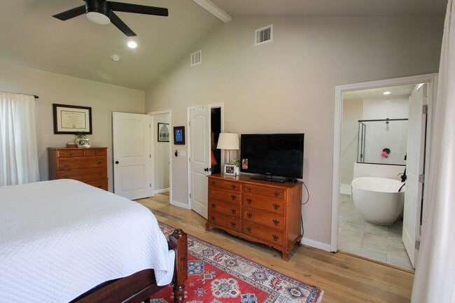 Building Photo - RENOVATED 3-BEDROOM HOME IN BEACON HILL
