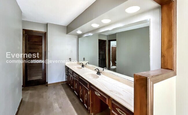 Building Photo - 3 Bed/2 Bath Home with Garage / Pet-Friend...