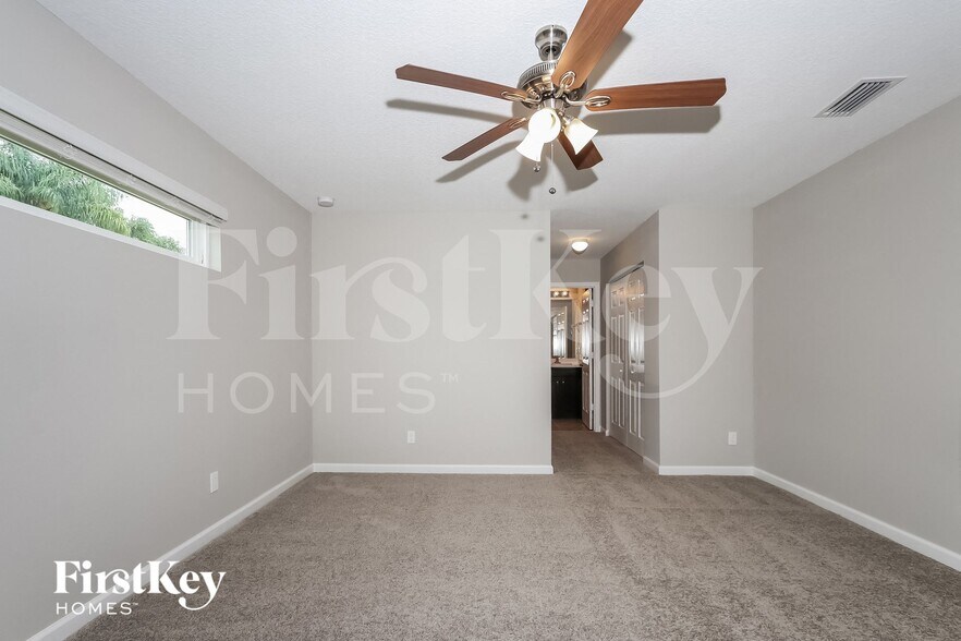 Building Photo - 713 SE Lansdowne Ave