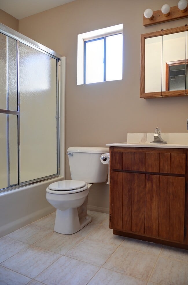 Building Photo - 3 Bedroom, 2 Bath Home in Diamond Valley!