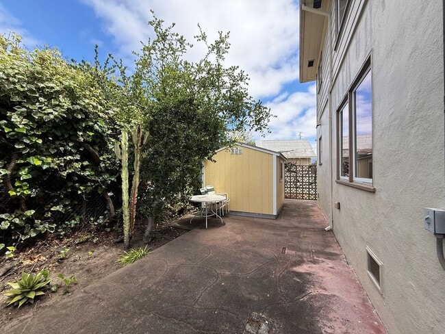 Building Photo - Bright Upper-Level 2BR Home in Alameda’s Desirable East End.
