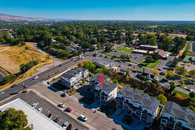 Building Photo - 3bd/2.5 Bath Beautiful Townhome on the Rim...