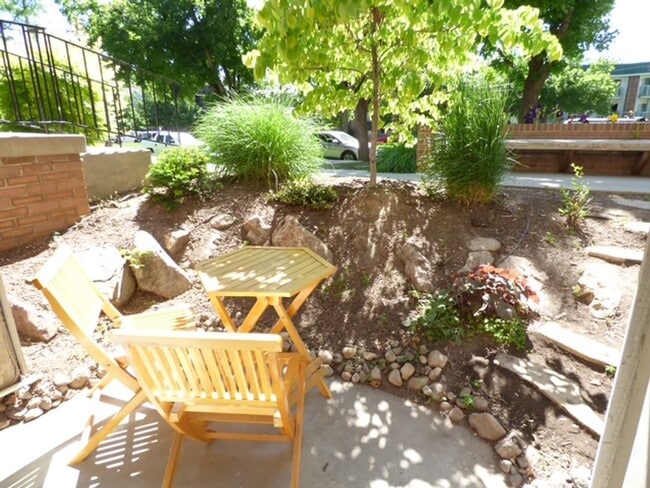 Building Photo - Downtown Living | 1 Bed • 1 Bath Ground-Level Condo | Available August 1!