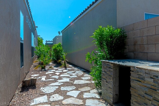 Building Photo - 9205 Guggenheim Ct