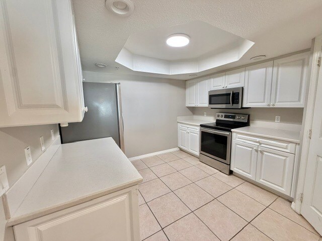 Building Photo - 7028 Sevilla Ct