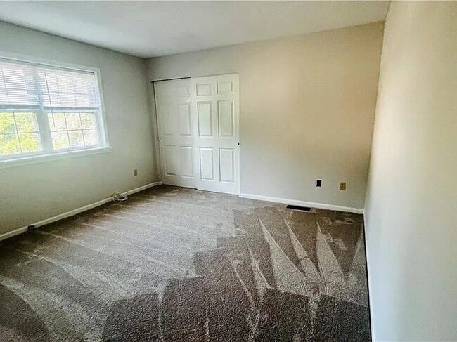 Building Photo - 441 Ayrault Rd