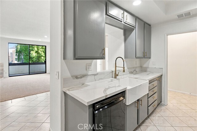 Building Photo - 14115 Moorpark St
