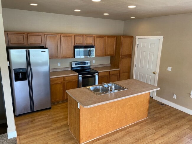 Building Photo - 5 Bedroom 2 Bath Single Family Home in Bozeman!