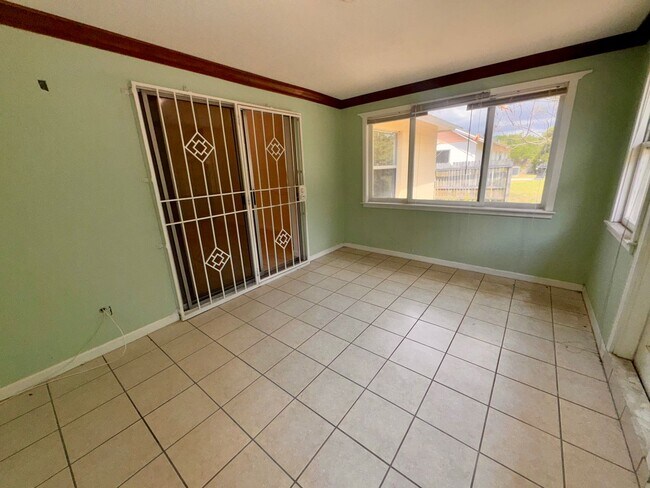 Building Photo - 3 bedroom 2 bath home with solar panels, workshop, large backyard and Florida Room!