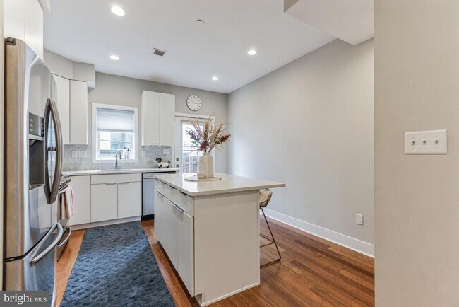 Building Photo - 2227 Latona St