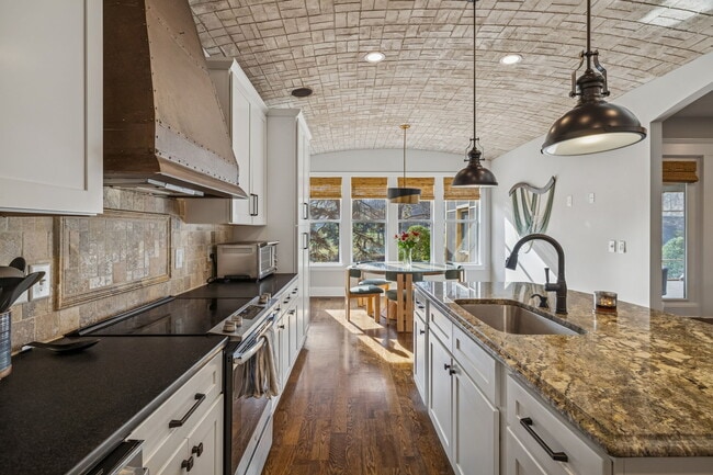 Building Photo - 594 Lake Haven Dr