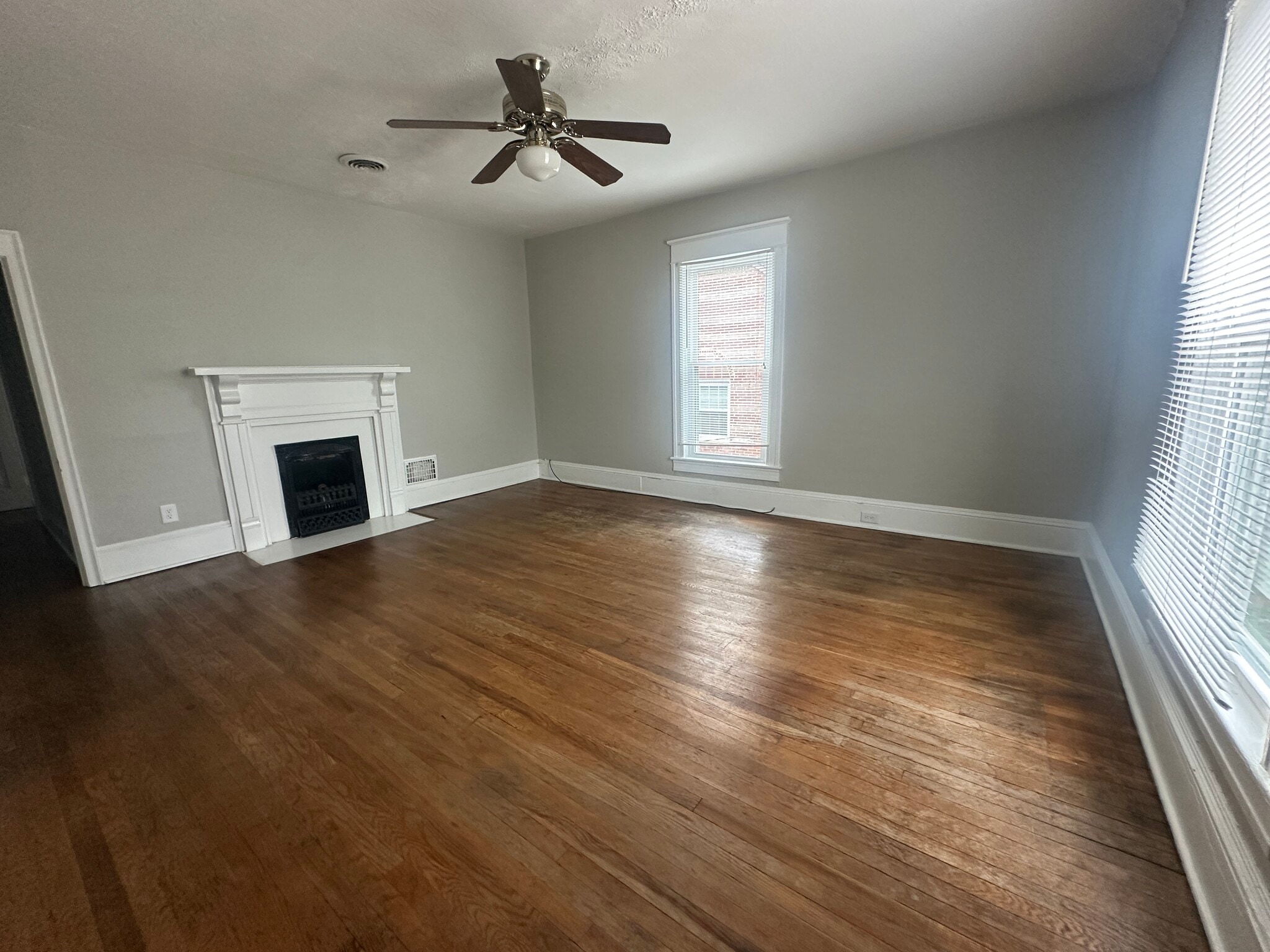 Living Rm. with fireplace, just for looks. Cannot use - 306 N Main St