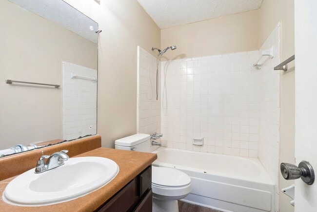 Building Photo - 3 Bedroom 2 Bath Home