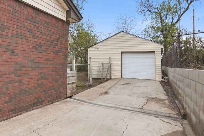 Building Photo - 2020 NE 30th St