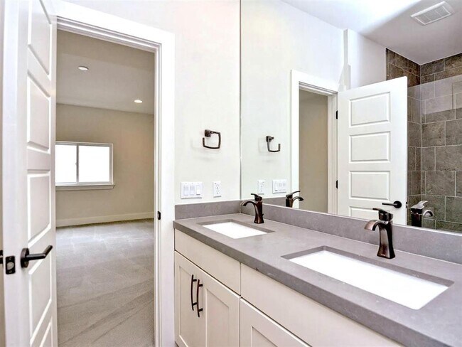 Building Photo - 2807 Del Curto Rd