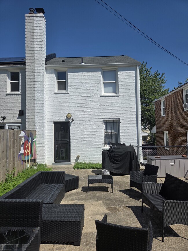 Building Photo - 609 Farragut Pl NE