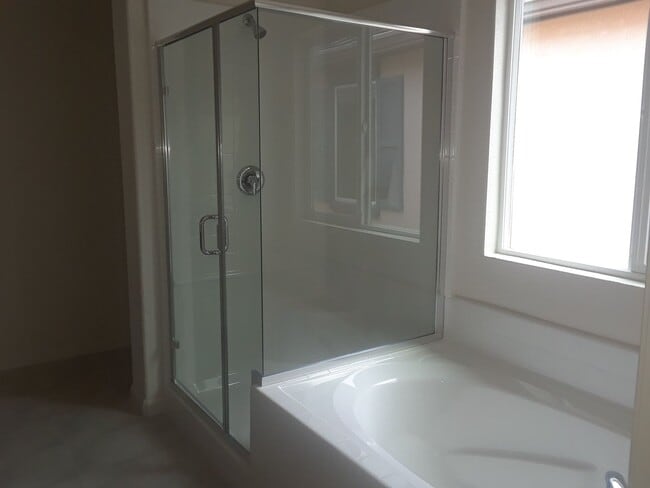 Building Photo - Centrally Located 3 Bedroom, 2.5 bath in gated community of Elk Grove