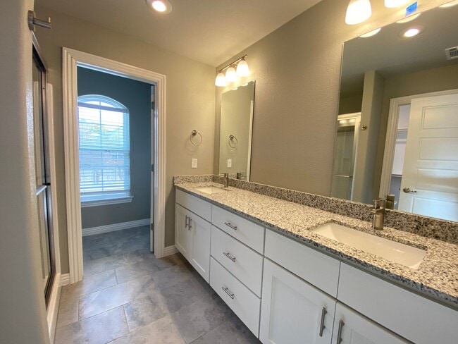 Building Photo - 2049 N Penelope Ln