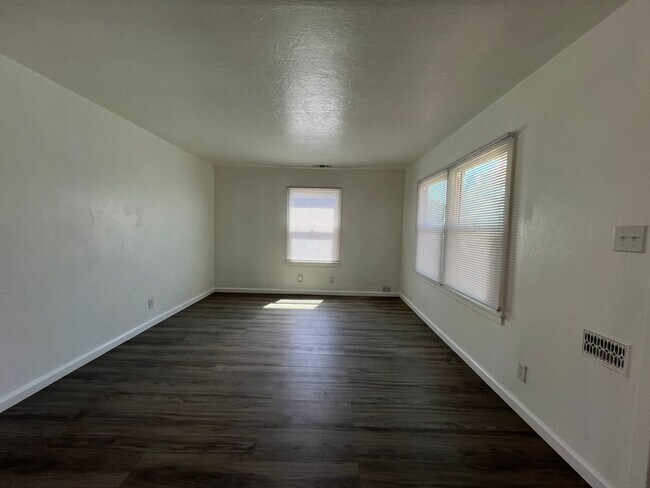 Building Photo - Fully remodeled 2 bedrooms and 1 bathroom, single-story home in Visalia, CA!