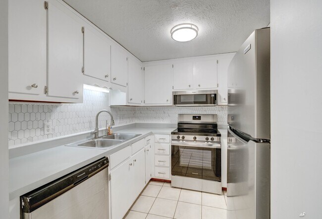Building Photo - 1125 Bradley Cir