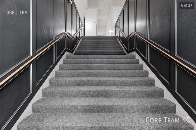 Building Photo - 320 W 7th St