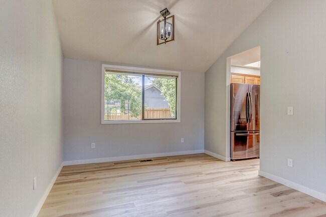 Building Photo - 3-bedroom 2.5-bathroom Home