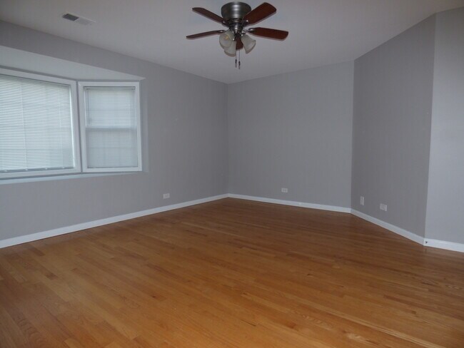 Building Photo - 1333 E Evergreen Dr