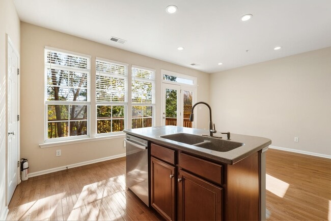 Building Photo - Bright and Spacious 3-Bed Home Near Homest...