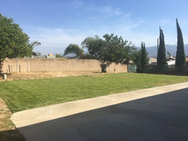 Building Photo - Stunning 5-Bedroom Home for Rent in Desirable Corona Neighborhood!