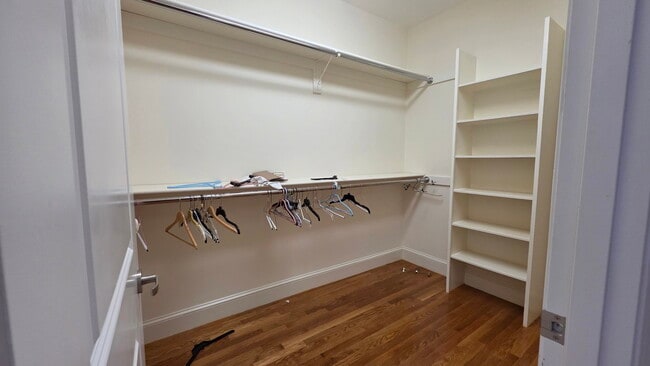 Building Photo - 910 W Roxbury Pkwy