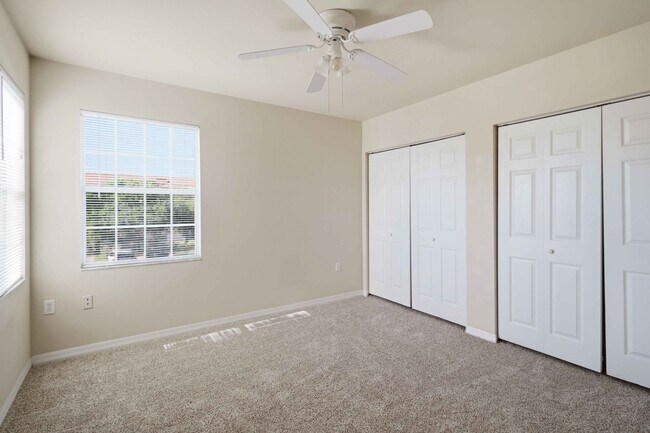 Building Photo - Spacious 2/2 unit available now for annual lease