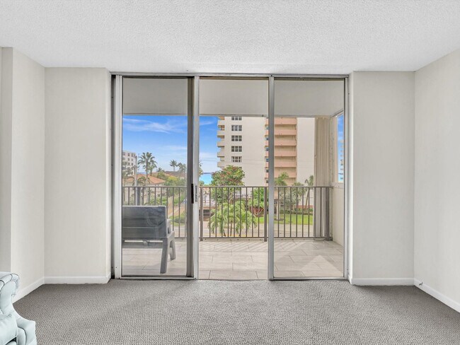 Building Photo - 1150 Hillsboro Mile