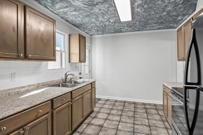 Building Photo - 3 bed 1 bath ranch with large storage/workshop building