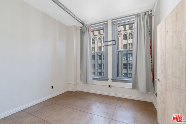Building Photo - 215 W 7th St
