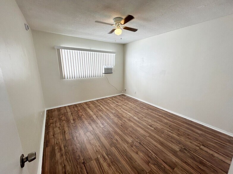 Building Photo - 10237 Commerce Ave