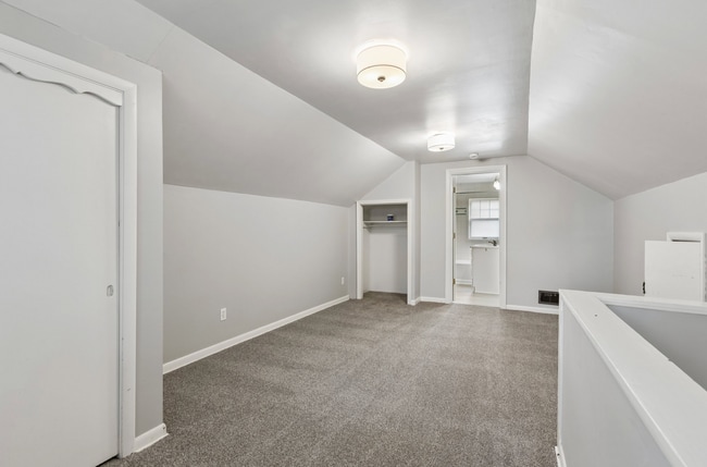 Building Photo - 519 S 56th St