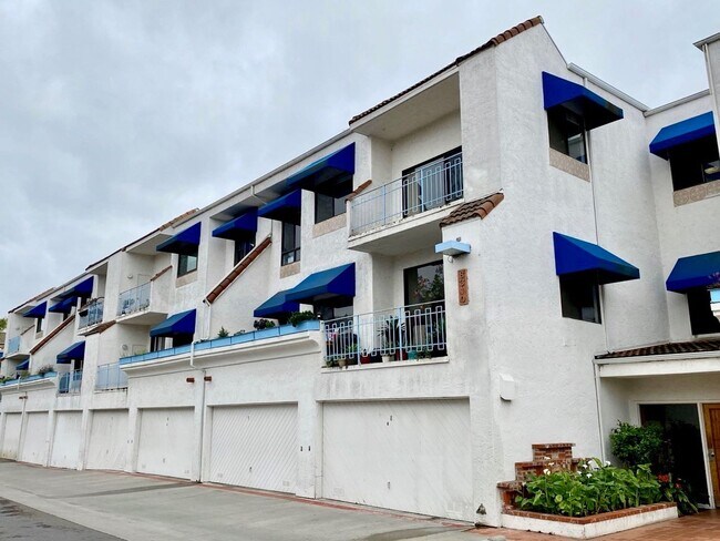 Building Photo - FOR RENT 2BR/2BA 900 SF Charming Renovated Condo In UTC
