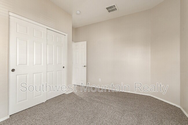 Building Photo - 1098 W Oak Tree Ln