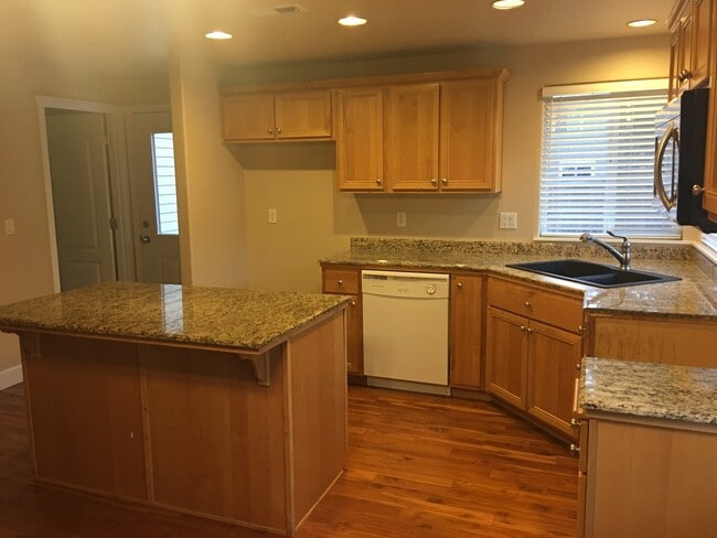 Building Photo - Single level home in Foxborough!