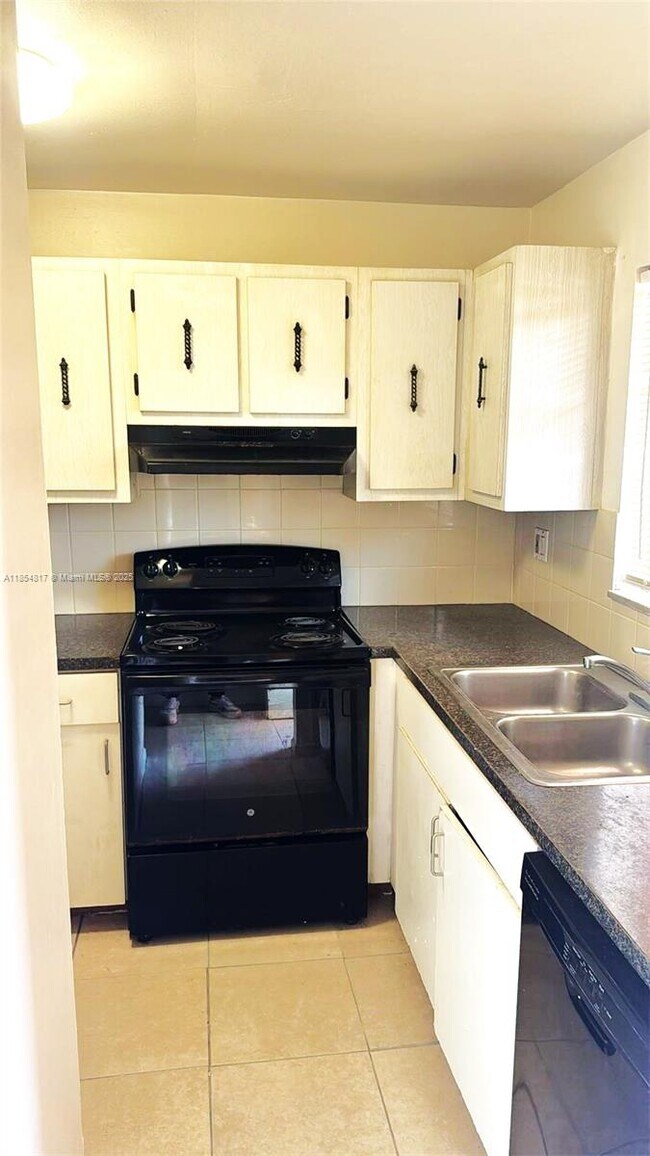Building Photo - 932 W Kalmia Dr